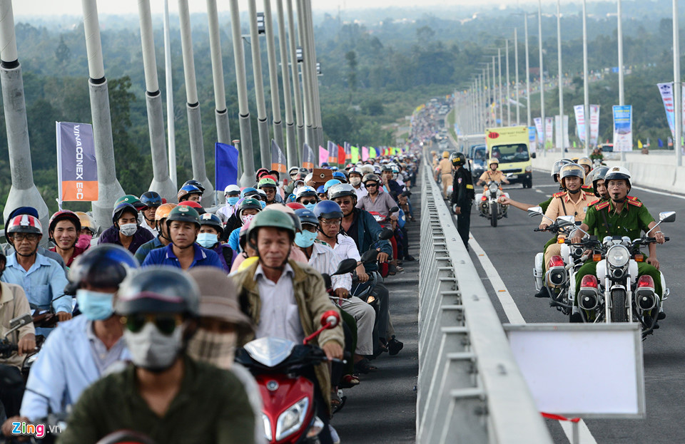 Dòng người ùn ùn lên cây cầu mới ở Đồng Tháp đi thử và chụp ảnh